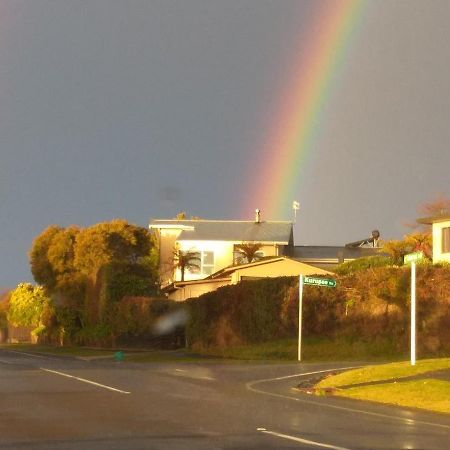 Charlies@Hilltop Deluxe Retreat Bed and Breakfast Lago Lago Taupo Esterno foto