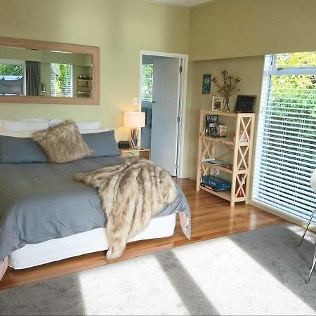 Charlies@Hilltop Deluxe Retreat Bed and Breakfast Lago Lago Taupo Esterno foto