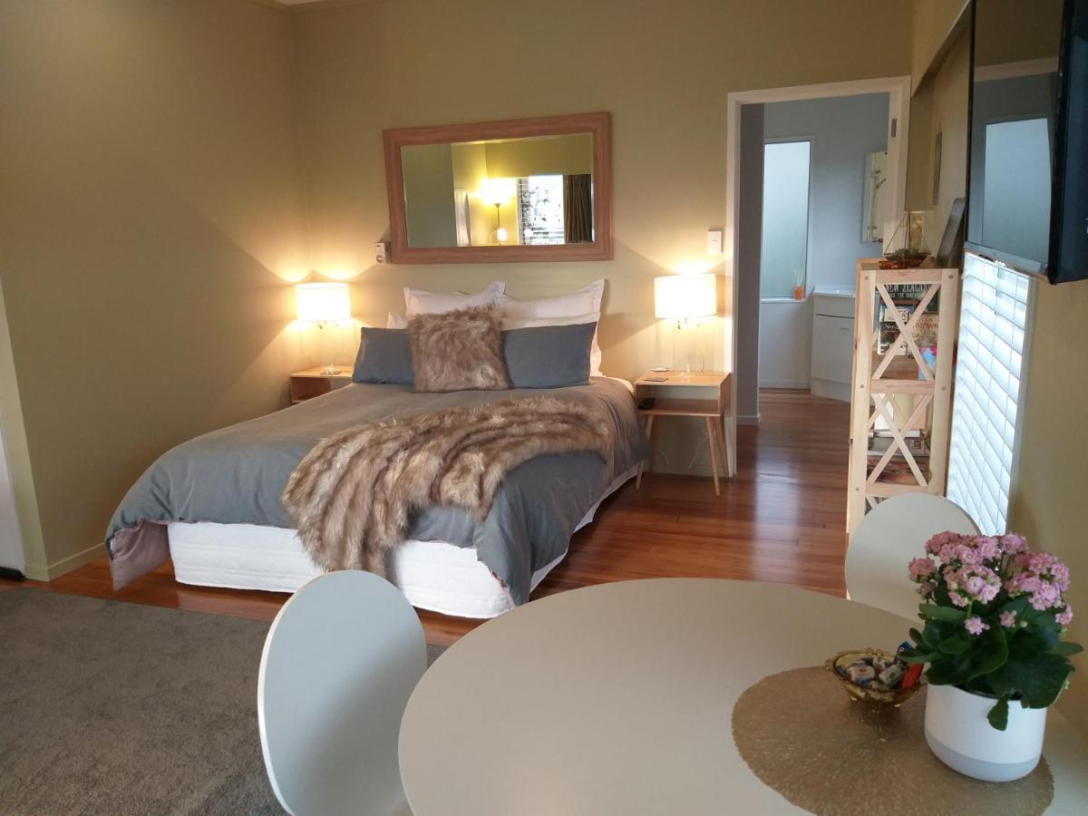 Charlies@Hilltop Deluxe Retreat Bed and Breakfast Lago Lago Taupo Esterno foto