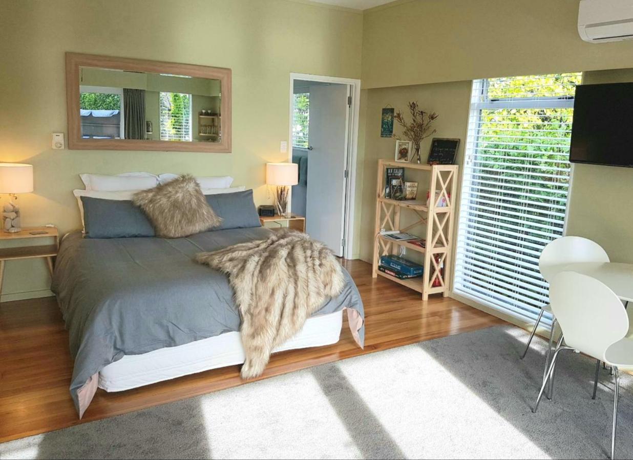 Charlies@Hilltop Deluxe Retreat Bed and Breakfast Lago Lago Taupo Esterno foto
